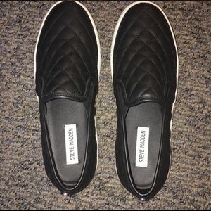 9.5 Steve Madden EcentrQ slip on shoe - black
